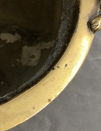 Een Chinese bronzen wierookbrander met chilong handgrepen, zegelmerk, 17/18e eeuw