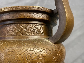 Een Chinese bronzen wierookbrander met 'lotusblad' deksel en sokkel, 17/18e eeuw