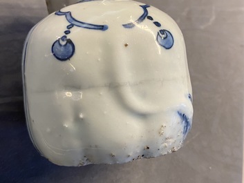 Un kendi en forme d'&eacute;l&eacute;phant en porcelaine de Chine en bleu et blanc, Wanli