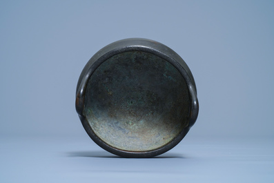 Un br&ucirc;le-parfum tripod en bronze, marque de Xuande, Chine, 17/18&egrave;me