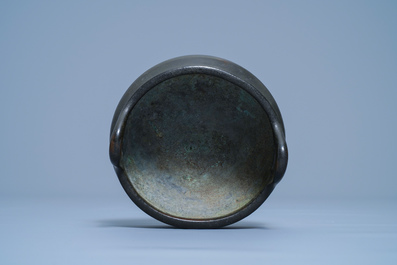 Een Chinese bronzen driepotige wierookbrander, Xuande merk, 17/18e eeuw