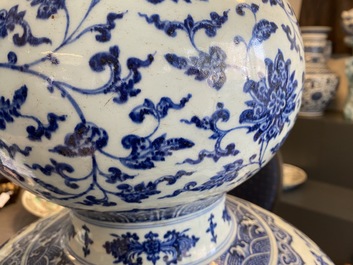 Un grand vase de forme double gourde en porcelaine de Chine en bleu et blanc, 19/20&egrave;me