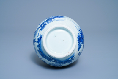 Un vase de forme bouteille en porcelaine de Chine en bleu et blanc, &eacute;poque Transition