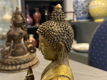 Een Chinese verguld bronzen figuur van Boeddha, 17e eeuw