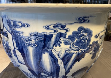 Une grande jardini&egrave;re en porcelaine de Chine en bleu et blanc &agrave; d&eacute;cor en relief, Kangxi