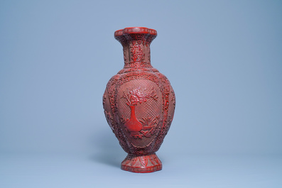 Un vase en laque rouge, marque de Qianlong, Chine, 19/20&egrave;me