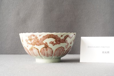 Een Chinese kom met koperrood drakendecor op celadon fondkleur, Kangxi