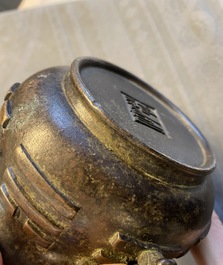 Un br&ucirc;le-parfum en bronze &agrave; d&eacute;cor de trigrammes, Ming