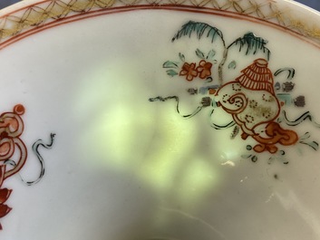 Un crachoir en porcelaine de Chine &agrave; d&eacute;cor en relief d'&eacute;cureuils, Yongzheng