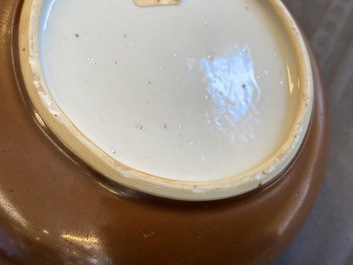 Quatre bols en porcelaine de Chine famille rose &agrave; fond brun capucin, Qianlong