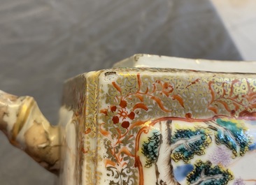 Een Chinese famille rose theepot en deksel met mandarijns decor, Qianlong