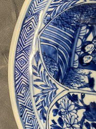 Une paire de grands vases en porcelaine de Chine en bleu et blanc &agrave; d&eacute;cor de longues dames, Kangxi