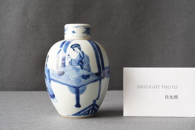Une bo&icirc;te &agrave; th&eacute; couverte en porcelaine de Chine en bleu et blanc, Kangxi