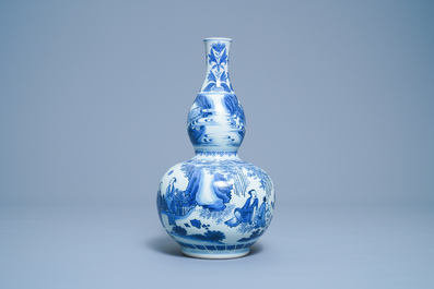 Een Chinese blauw-witte kalebasvaas met figuratief decor, Transitie periode