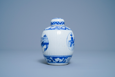Een Chinese geribde blauw-witte dekselpot, Kangxi