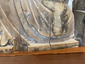 Een Chinese beschilderde houten figuur van Guanyin, Ming