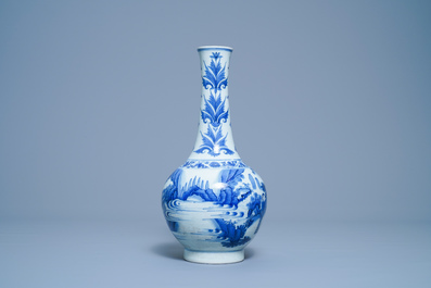 Un vase de forme bouteille en porcelaine de Chine en bleu et blanc, &eacute;poque Transition