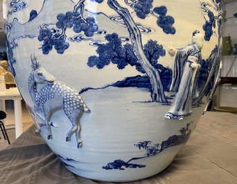 Une grande jardini&egrave;re en porcelaine de Chine en bleu et blanc &agrave; d&eacute;cor en relief, Kangxi