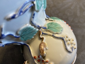 Un crachoir en porcelaine de Chine &agrave; d&eacute;cor en relief d'&eacute;cureuils, Yongzheng