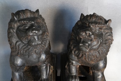 Een paar grote Chinese gietijzeren leeuwen, Ming merk en periode