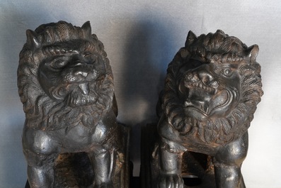 Une paire de grands mod&egrave;les de lions en fer de fonte, marque et &eacute;poque de Ming