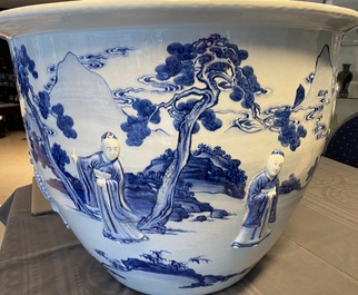 Een zeldzame grote Chinese blauw-witte jardini&egrave;re met reli&euml;fdecor, Kangxi