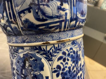 Une paire de grands vases en porcelaine de Chine en bleu et blanc &agrave; d&eacute;cor de longues dames, Kangxi