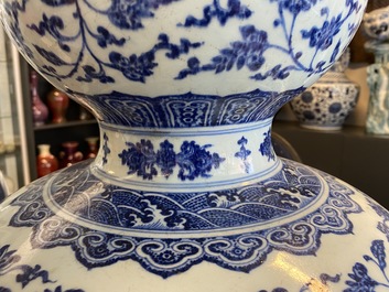 Un grand vase de forme double gourde en porcelaine de Chine en bleu et blanc, 19/20&egrave;me