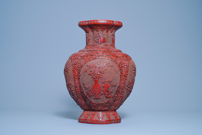 Un vase en laque rouge, marque de Qianlong, Chine, 19/20&egrave;me