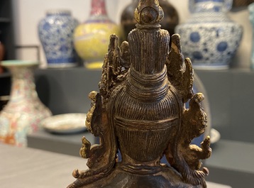 Een verguld bronzen figuur van de Witte Tara, Nepal, 16e eeuw
