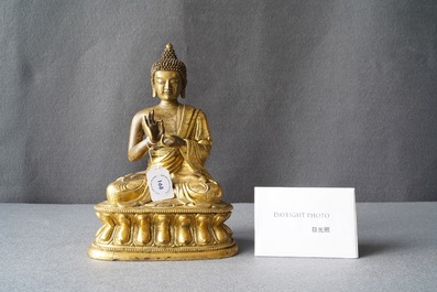 Une figure de Bouddha en bronze dor&eacute;, Chine, 17&egrave;me