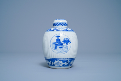 Un pot couvert en porcelaine de Chine en bleu et blanc, Kangxi