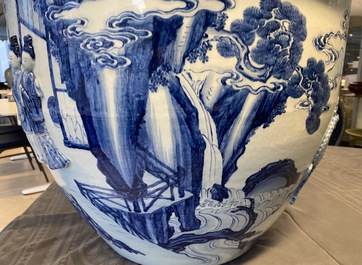 Une grande jardini&egrave;re en porcelaine de Chine en bleu et blanc &agrave; d&eacute;cor en relief, Kangxi