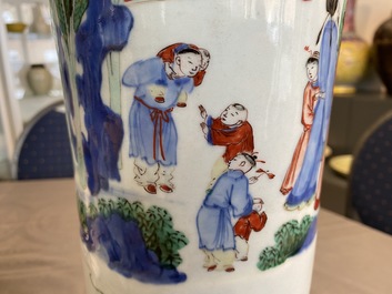 Un vase en porcelaine de Chine wucai &agrave; d&eacute;cor de figures dans un paysage, &eacute;poque Transition