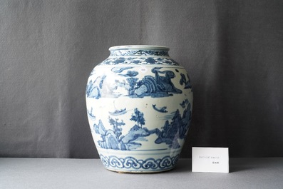 Un vase en porcelaine de Chine en bleu et blanc &agrave; d&eacute;cor de bateaux dans un paysage montagneux, Ming