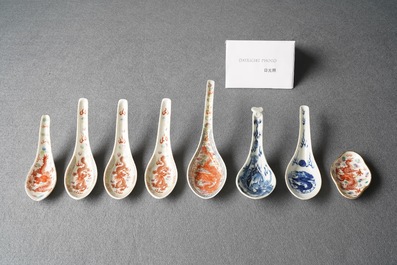 Sept cuill&egrave;res et une soucoupe en porcelaine de Chine famille rose et en bleu et blanc, 19/20&egrave;me