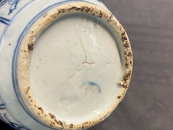Une verseuse &agrave; vin couverte en porcelaine de Chine en bleu et blanc, Wanli