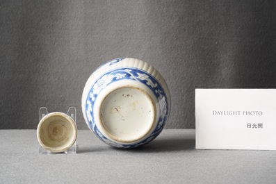 Un pot couvert en porcelaine de Chine en bleu et blanc, Kangxi