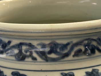 Een Chinese blauw-witte vaas met boten in een bergachtig landschap, Ming