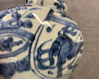 Un kendi en porcelaine de Chine en bleu et blanc &agrave; d&eacute;cor de chevaux volants, Kangxi