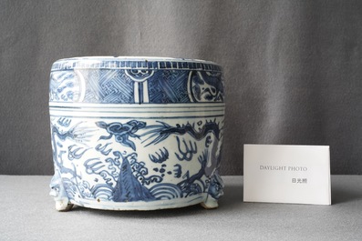 Un br&ucirc;le-parfum tripod en porcelaine de Chine en bleu et blanc, Ming
