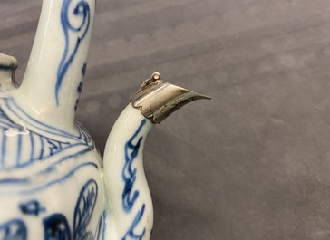 Une verseuse &agrave; vin couverte en porcelaine de Chine en bleu et blanc, Wanli