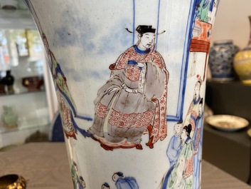 Un vase en porcelaine de Chine wucai &agrave; d&eacute;cor de figures dans un paysage, &eacute;poque Transition