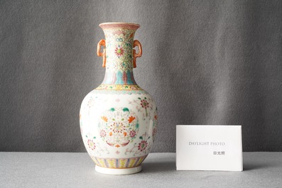 Un vase en porcelaine de Chine famille rose &agrave; d&eacute;cor floral, marque de Qianlong, R&eacute;publique