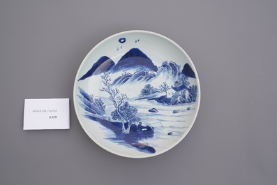 Un plat en porcelaine de Chine en bleu et blanc &agrave; d&eacute;cor d'un p&ecirc;cheur, Yongzheng