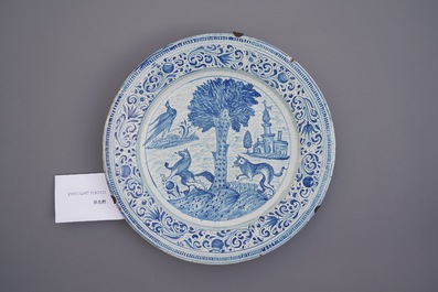 Un plat en fa&iuml;ence en bleu et blanc &agrave; d&eacute;cor d'animaux autour d'un arbre, Laterza, Italie, 18&egrave;me