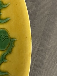 Een Chinees bordje met een draak in groen op gele fondkleur, Guangxu merk en periode