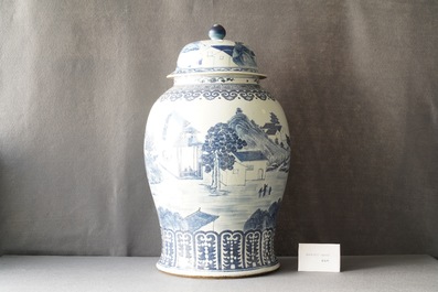 Un grand vase couvert en porcelaine de Chine en bleu et blanc, 19&egrave;me