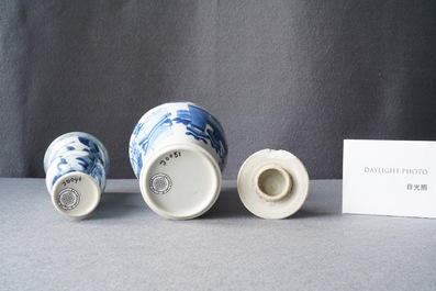 Twee Chinese blauw-witte vazen, Kangxi