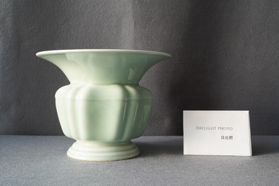 Een Chinese monochrome celadon zhadou, Yongzheng merk, Republiek